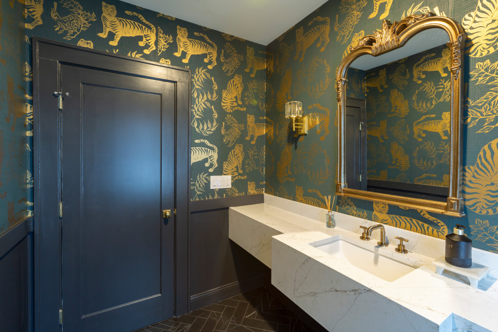 Пример оригинального дизайна: туалет среднего размера в классическом стиле с раздельным унитазом, зелеными стенами, полом из керамогранита, накладной раковиной, столешницей из искусственного кварца, черным полом, белой столешницей и встроенной тумбой