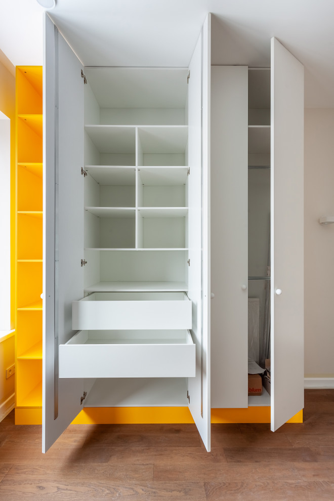 Шкаф с желтой акцентной секцией в детскую сделан в ЛДСП в желтой эмали