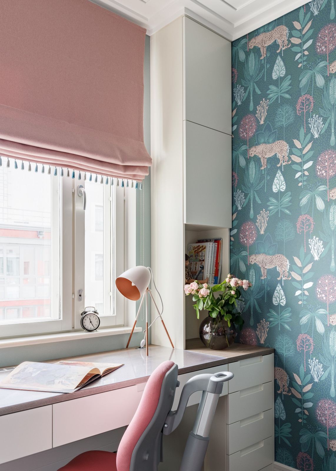 Двухуровневая квартира с лестницей из дерева и стекла