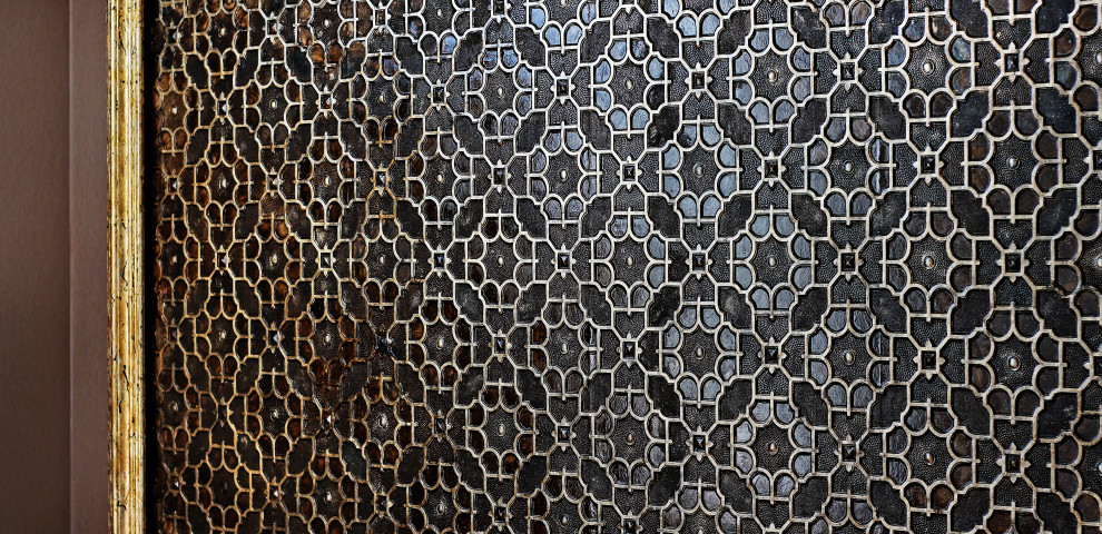 Декорирование обоев Lincrusta в изголовье кровати на нашем реализованном проект