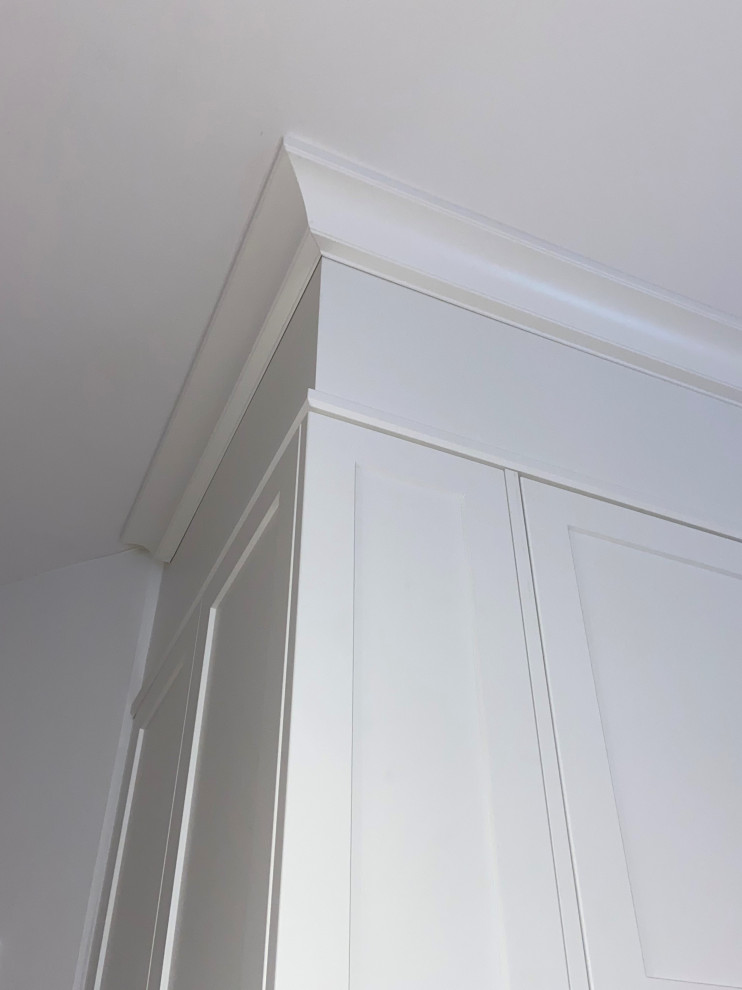 Example of a transitional u-shaped eat-in kitchen design