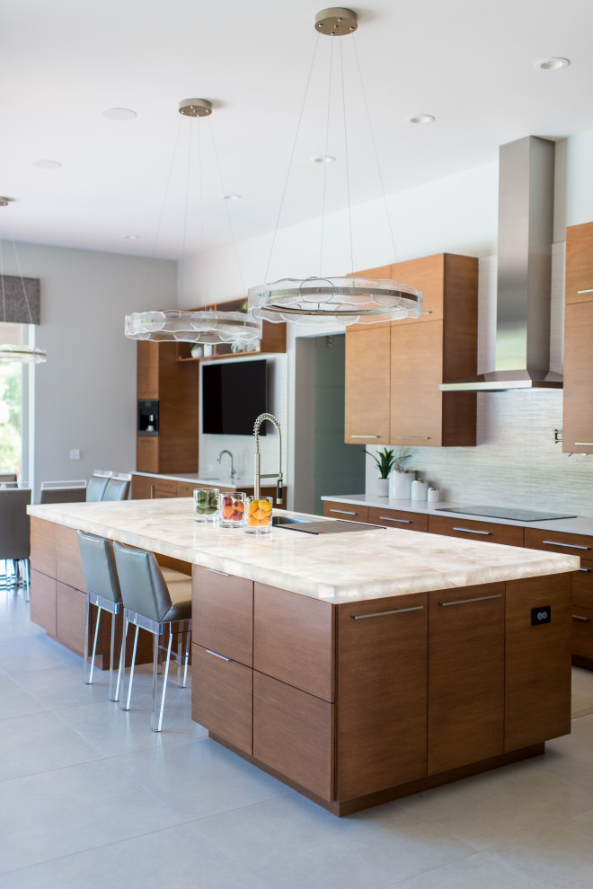 Idéer för ett modernt vit kök, med en undermonterad diskho, släta luckor, skåp i mellenmörkt trä, en köksö och grått golv