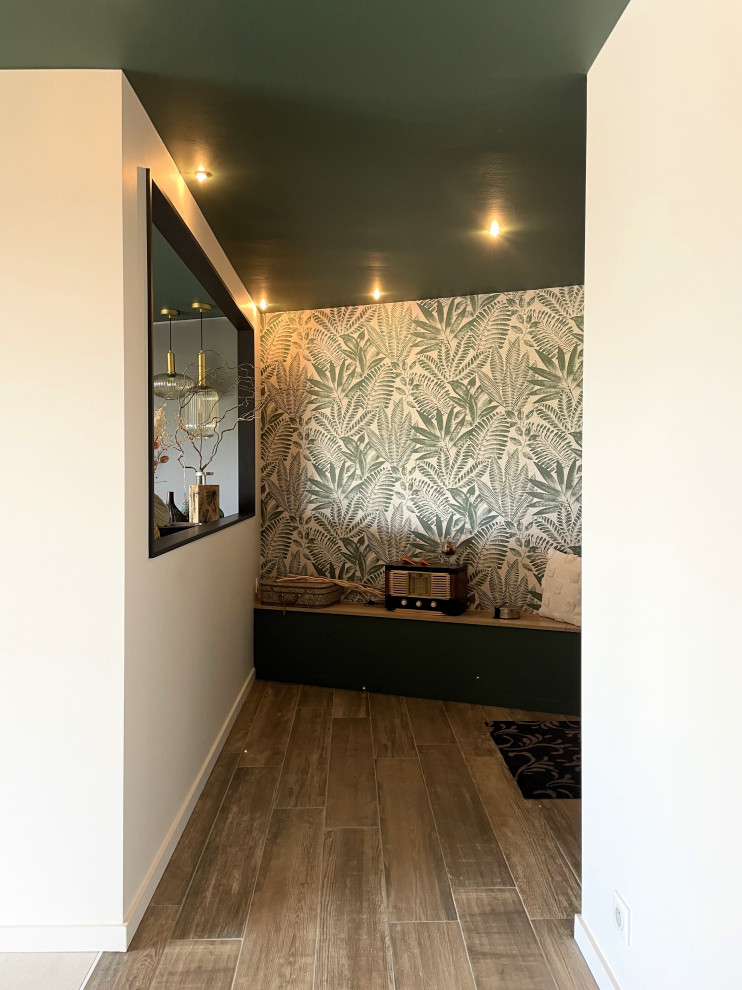 Immagine di un ingresso contemporaneo di medie dimensioni con pareti verdi, pavimento con piastrelle in ceramica, pavimento marrone, soffitto ribassato e carta da parati