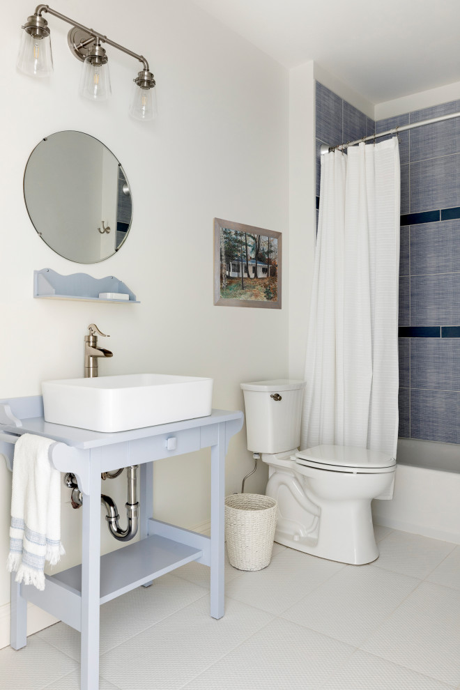 Пример оригинального дизайна: ванная комната среднего размера в морском стиле с открытыми фасадами, синими фасадами, ванной в нише, душем в нише, раздельным унитазом, желтой плиткой, керамической плиткой, желтыми стенами, полом из керамогранита, душевой кабиной, настольной раковиной, столешницей из дерева, белым полом, шторкой для ванной, разноцветной столешницей, тумбой под одну раковину и напольной тумбой