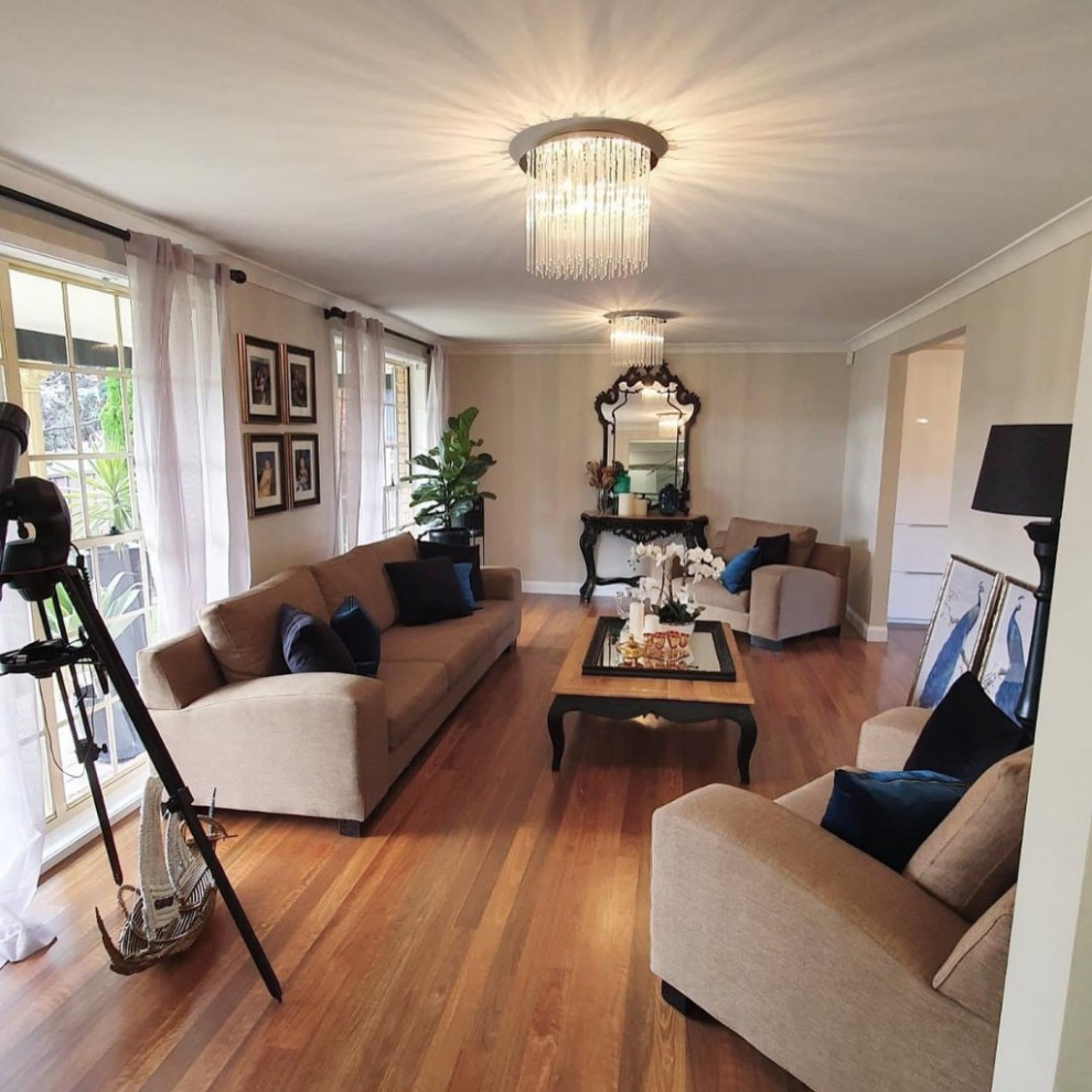 Foto de salón para visitas minimalista de tamaño medio con suelo de madera clara