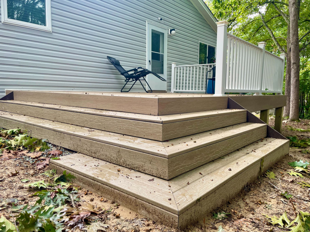 Composite Deck with Vinyl Rails
