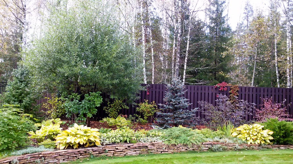 Древесно-кустарниковая композиция одностороннего обзора осенью