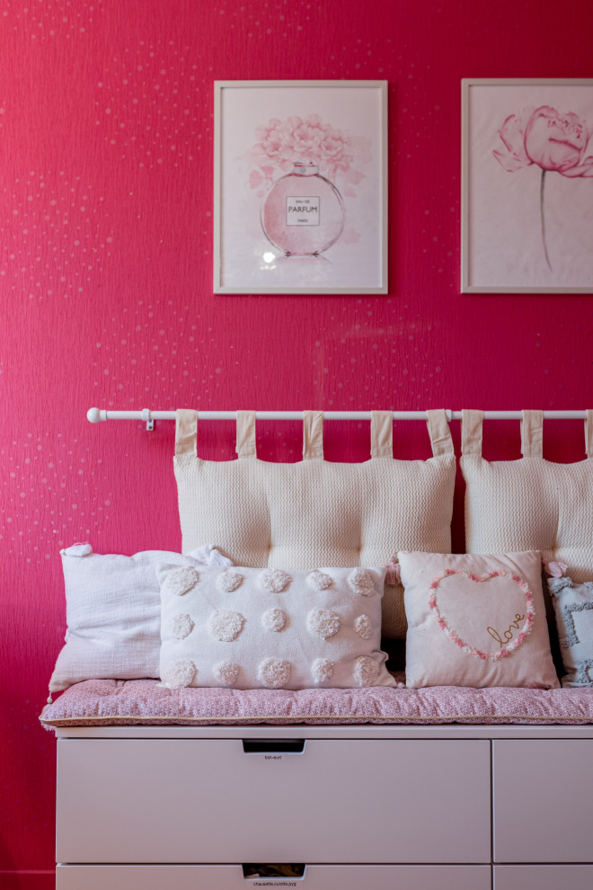 Ispirazione per una cameretta per bambini da 4 a 10 anni tradizionale di medie dimensioni con pareti rosa e parquet chiaro