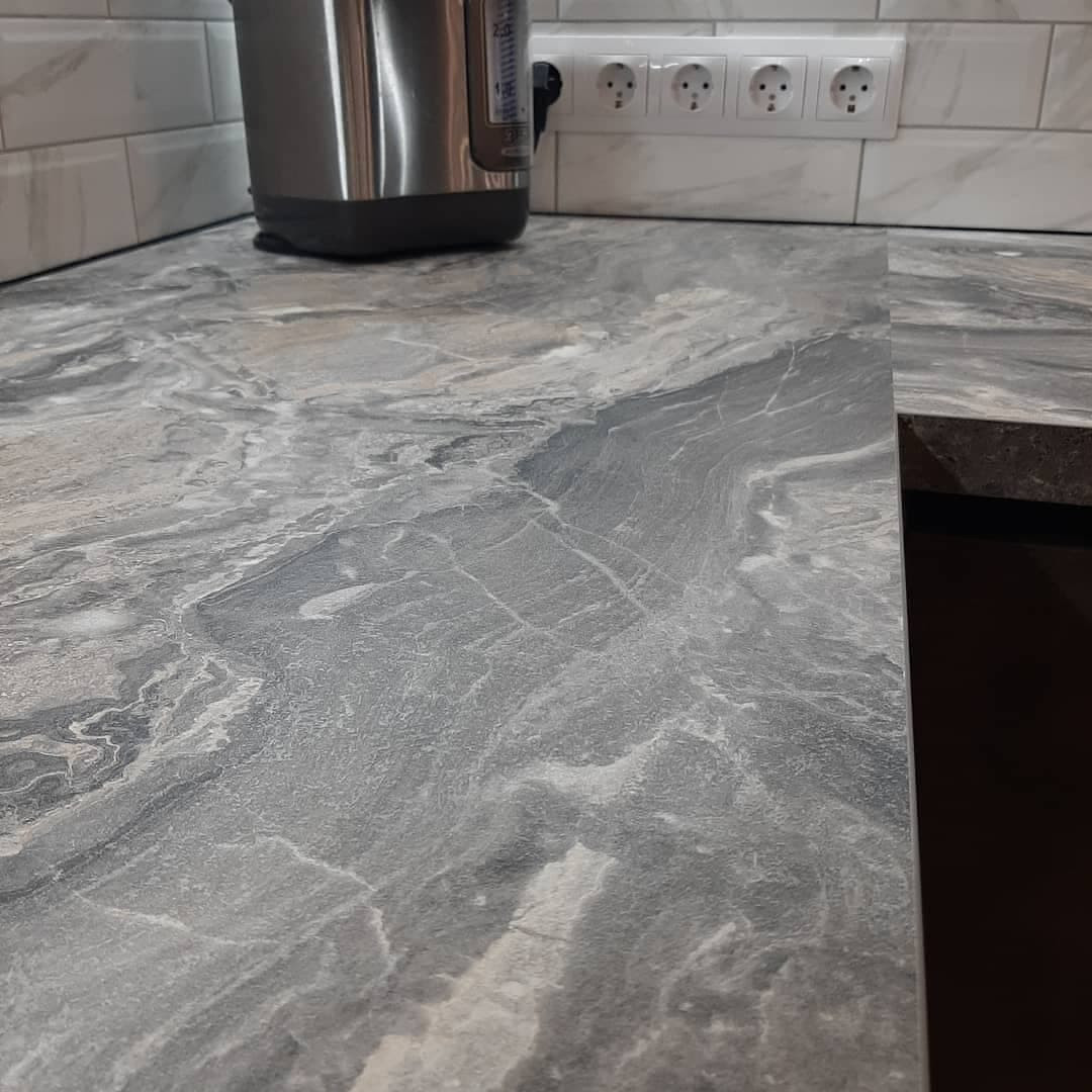 Темная П-образная кухня с полуостровом и фасадами под металл