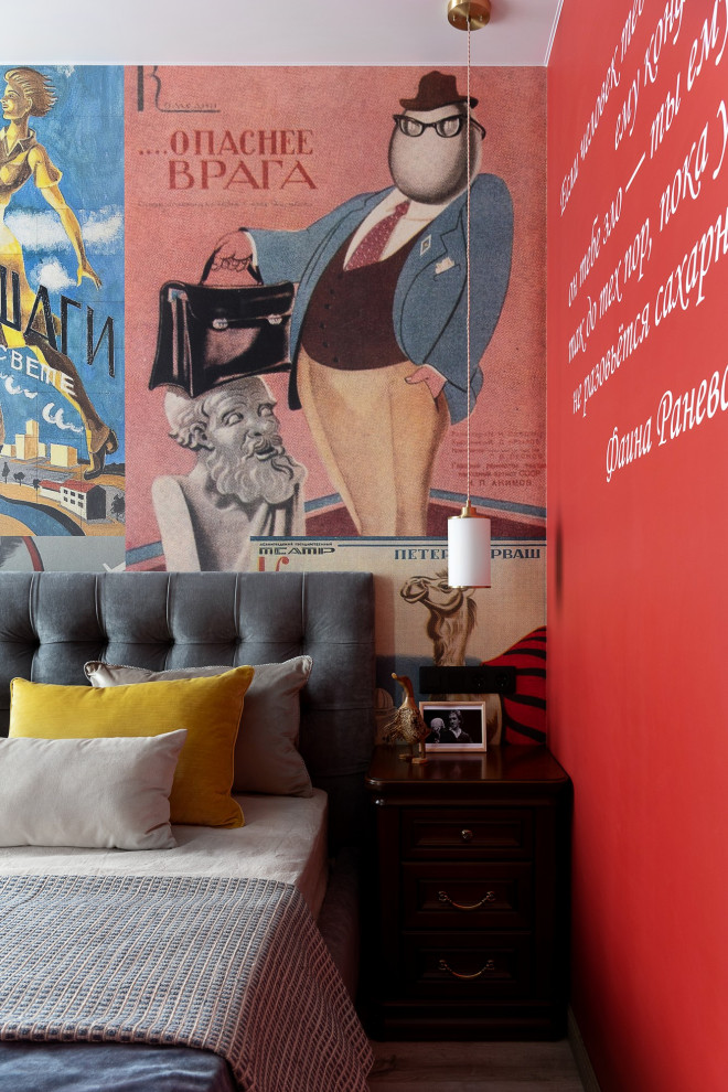 На фото: хозяйская спальня среднего размера, в белых тонах с отделкой деревом в стиле ретро с красными стенами, полом из винила, коричневым полом, многоуровневым потолком, панелями на стенах и акцентной стеной с