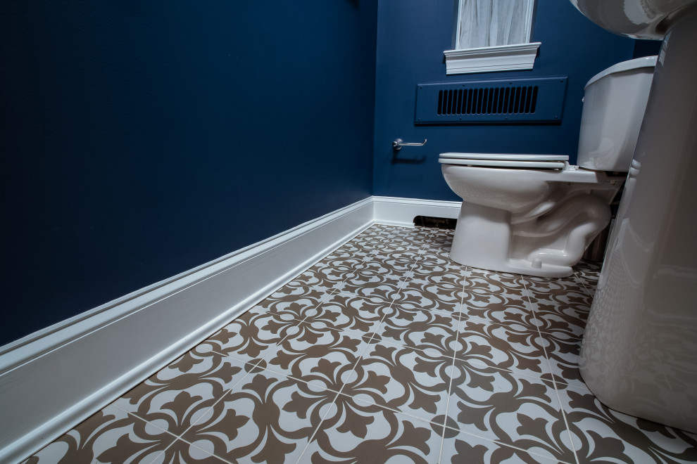 Пример оригинального дизайна: маленький туалет в стиле неоклассика (современная классика) с раздельным унитазом, синими стенами, полом из керамической плитки, раковиной с пьедесталом, серым полом и напольной тумбой для на участке и в саду