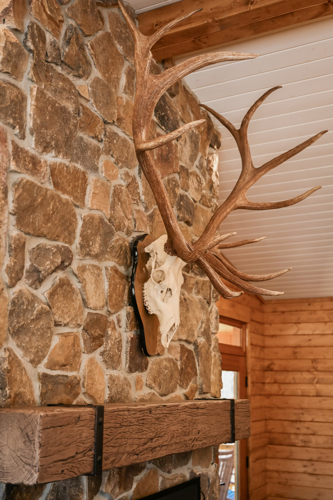 Mountain style home design photo in Houston