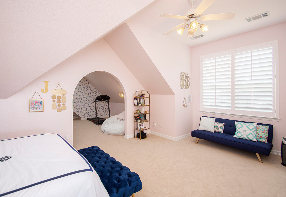ダラスにある広いトランジショナルスタイルのおしゃれな客用寝室 (ピンクの壁、カーペット敷き、ベージュの床、三角天井、壁紙)
