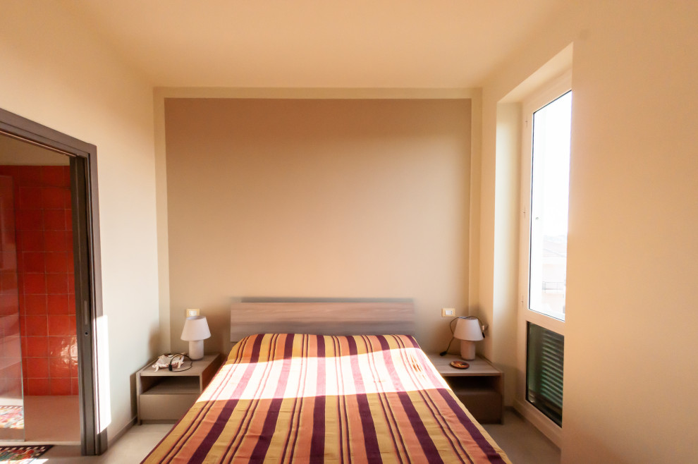 Cette photo montre une chambre parentale tendance de taille moyenne avec un mur beige, un sol en carrelage de porcelaine et un sol gris.