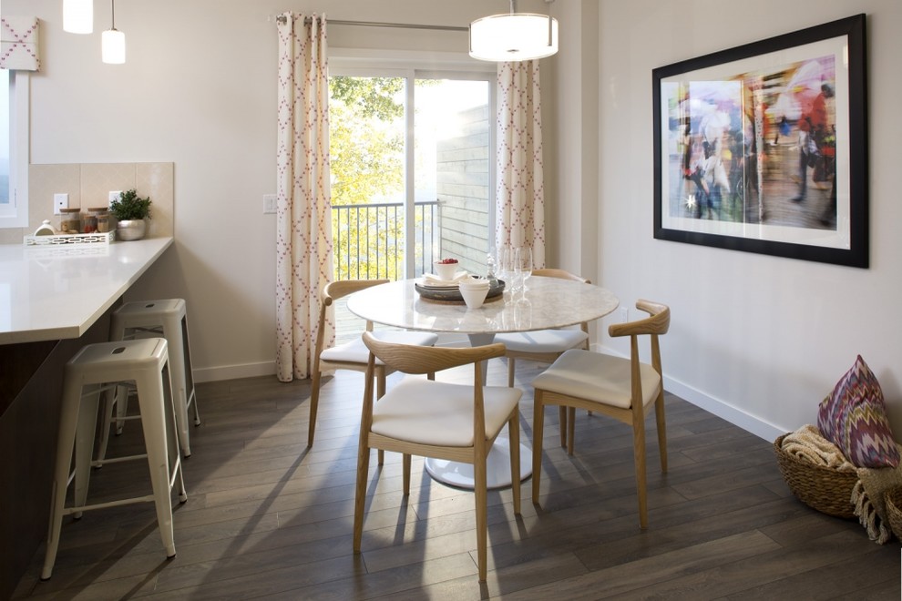 Idee per una sala da pranzo aperta verso la cucina design di medie dimensioni con pareti beige, pavimento in laminato e pavimento marrone