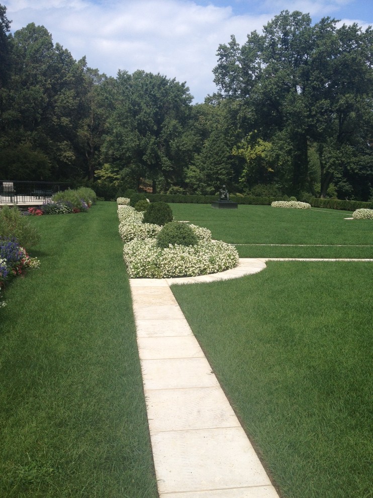 This is an example of an expansive traditional garden in Philadelphia.