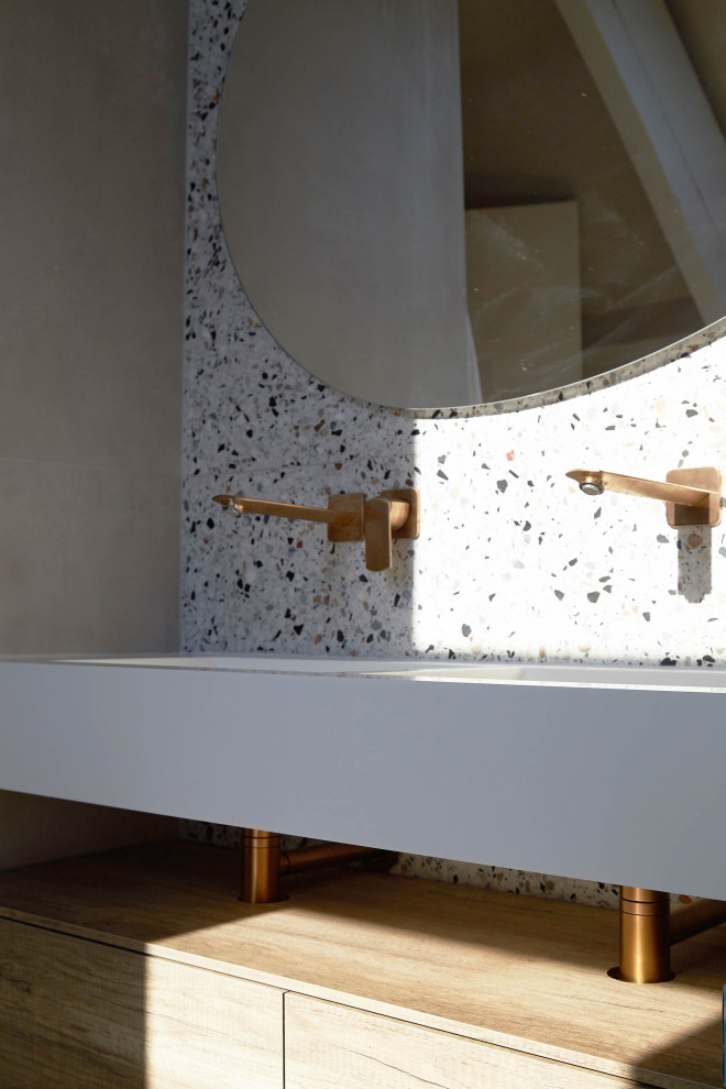 Стильный дизайн: большая ванная комната в современном стиле с светлыми деревянными фасадами, полом из терраццо и консольной раковиной - последний тренд