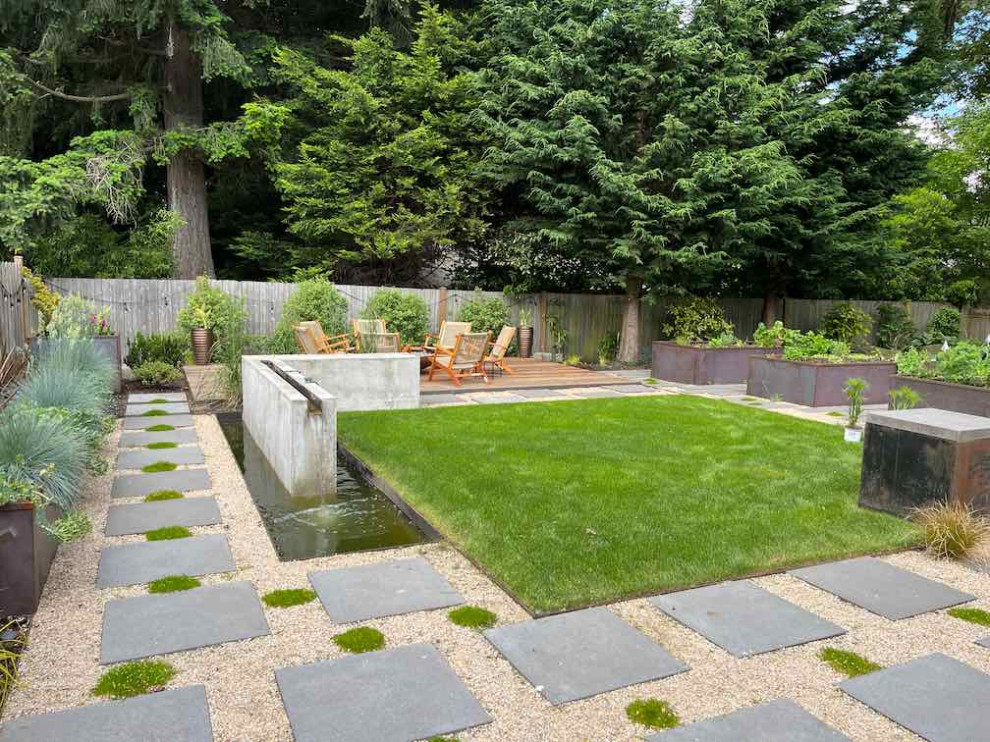 Design ideas for a mid-sized contemporary backyard landscaping in Seattle.