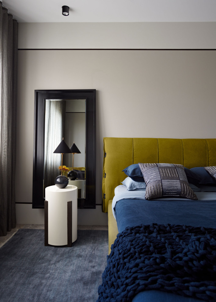 Идея дизайна: хозяйская спальня среднего размера в стиле фьюжн с бежевыми стенами, полом из травертина, серым полом и панелями на стенах