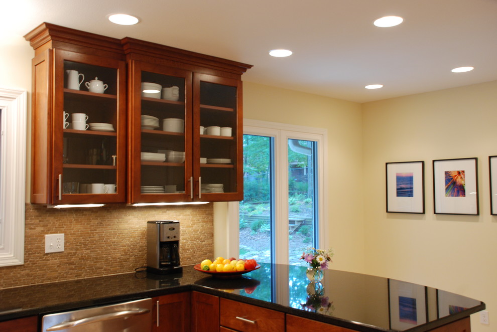 Eat-in kitchen - large transitional u-shaped eat-in kitchen idea with shaker cabinets, medium tone wood cabinets, quartz countertops, beige backsplash, stone tile backsplash, stainless steel appliances and a peninsula