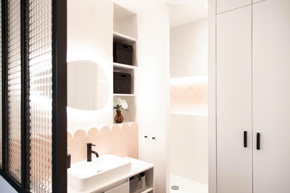 Mittelgroßes Modernes Duschbad mit weißen Schränken, bodengleicher Dusche, Wandtoilette mit Spülkasten, rosa Fliesen, weißer Wandfarbe, Waschtischkonsole, Einzelwaschbecken und eingebautem Waschtisch in Paris