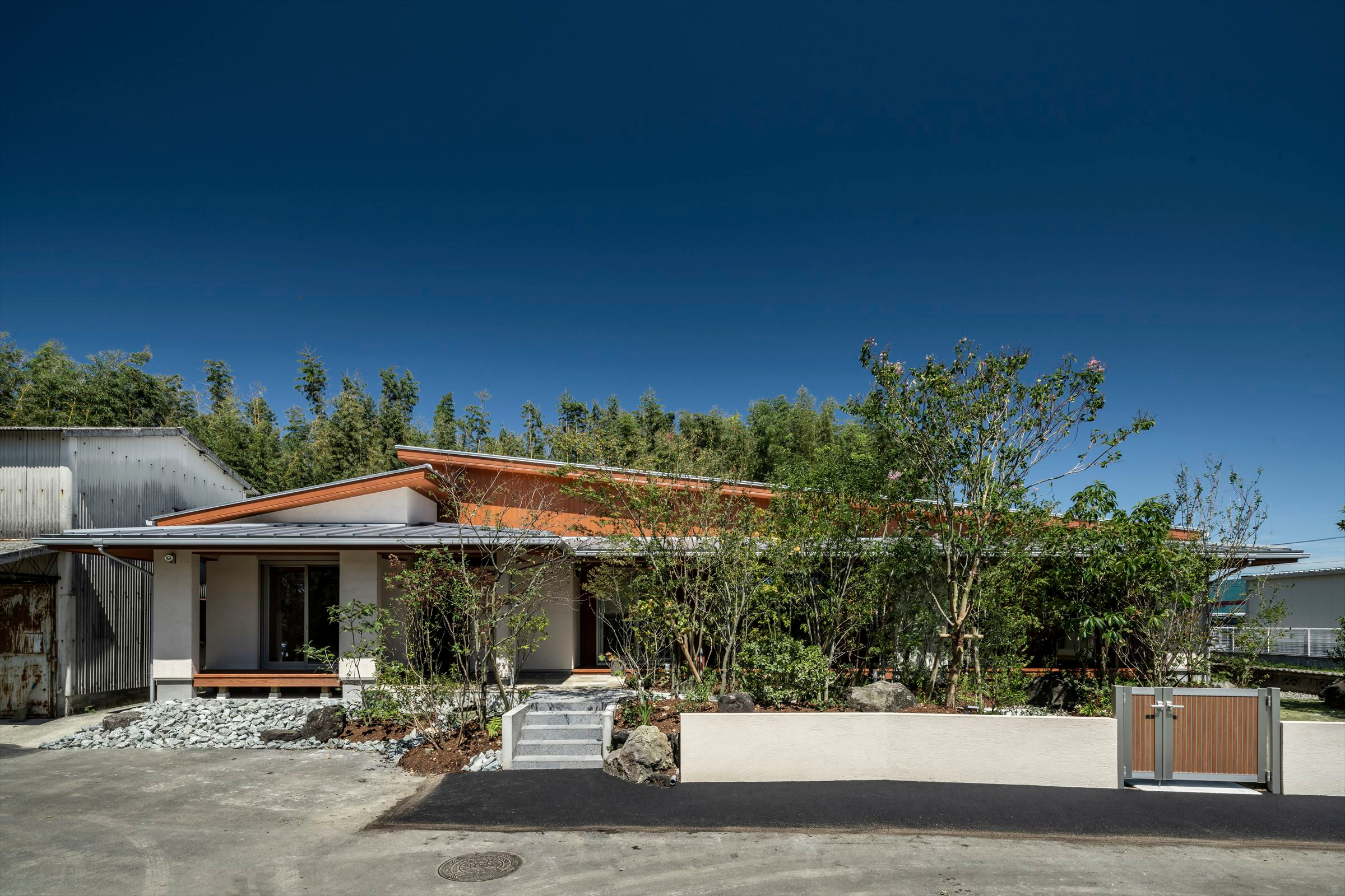 おしゃれな和モダンな家の外観の画像 21年9月 Houzz ハウズ