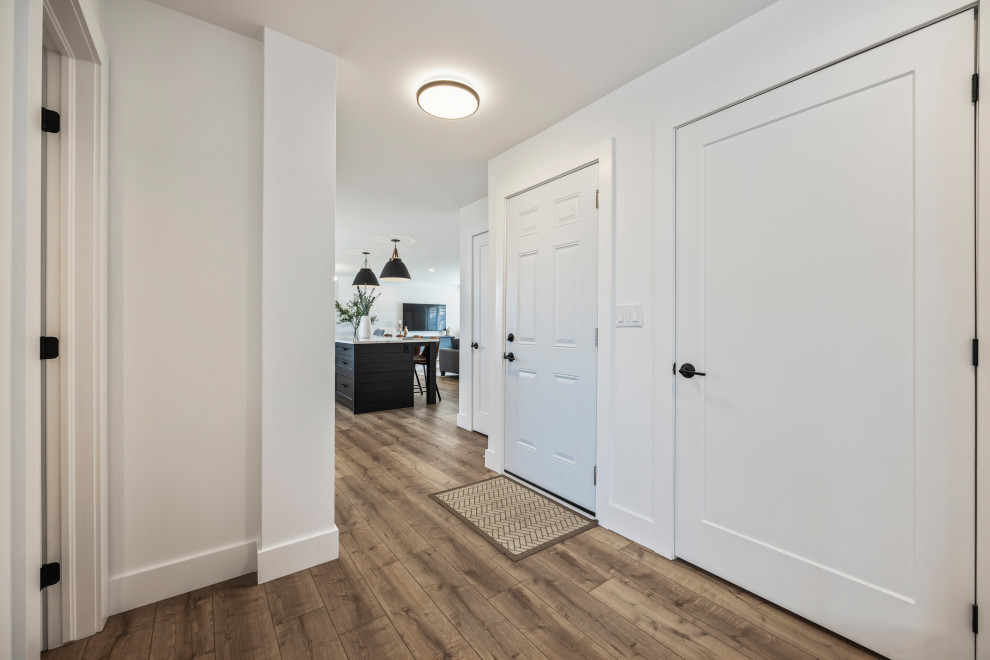 Источник вдохновения для домашнего уюта: коридор среднего размера в стиле модернизм с белыми стенами