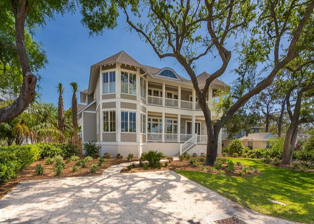 Example of a transitional home design design in Jacksonville