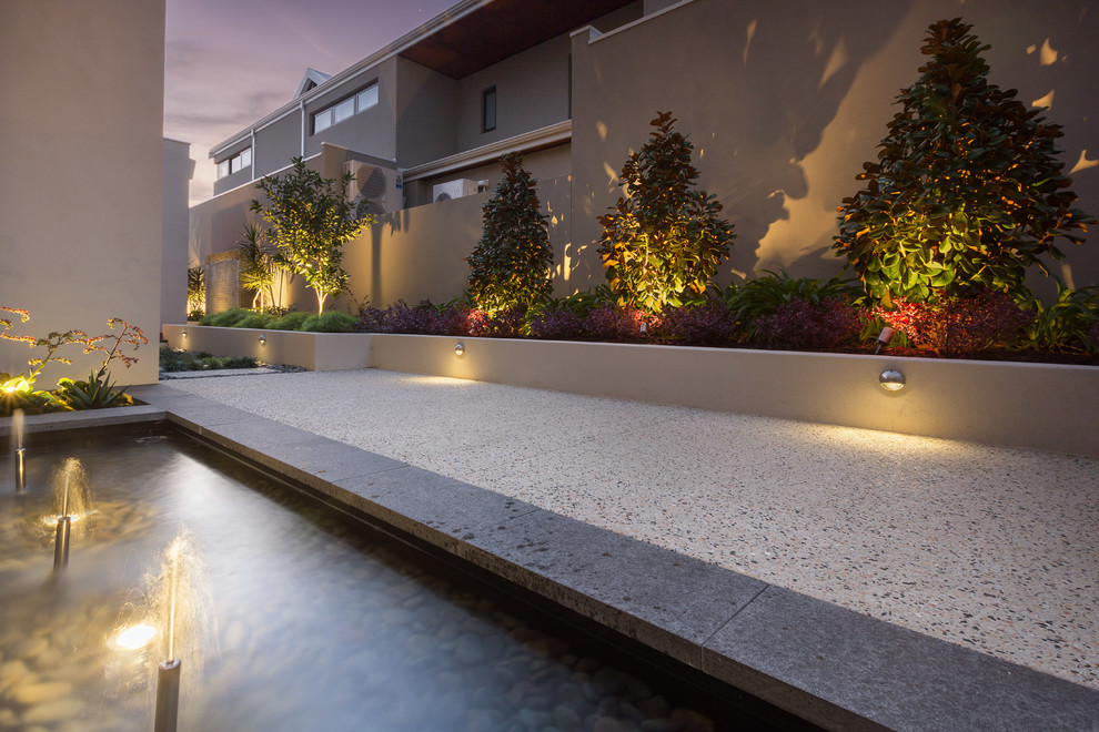 Photo of a modern backyard garden in Perth.