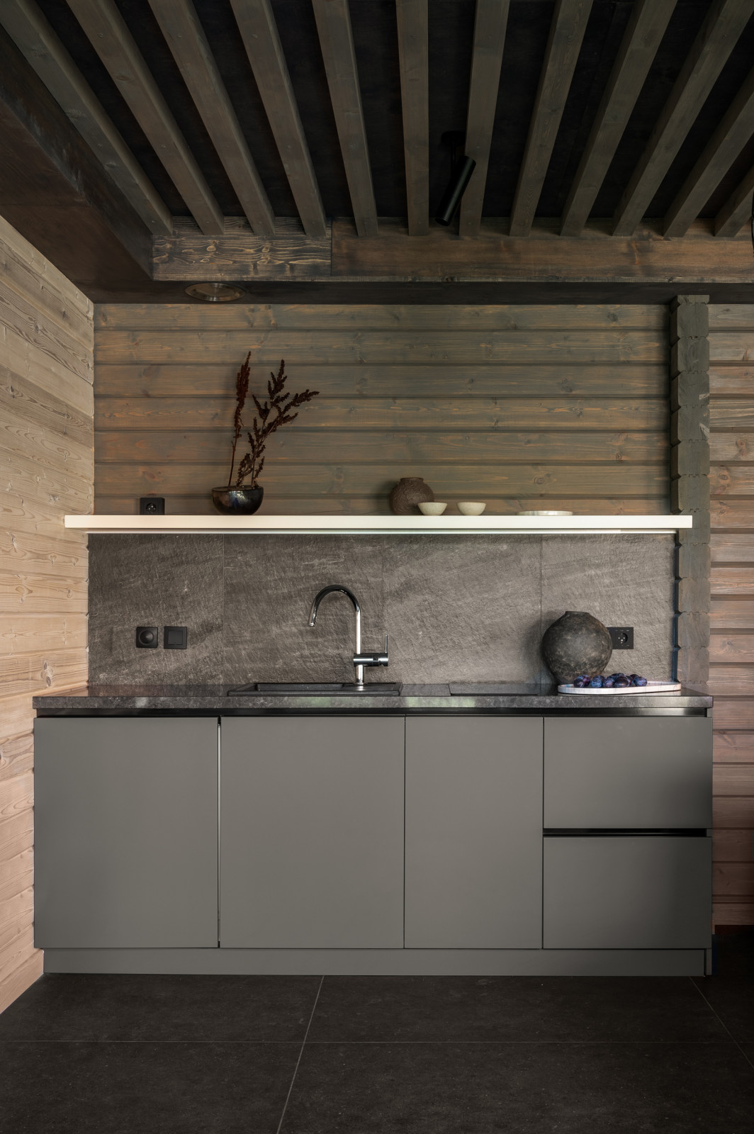 Банный дом 66 м² в темных тонах