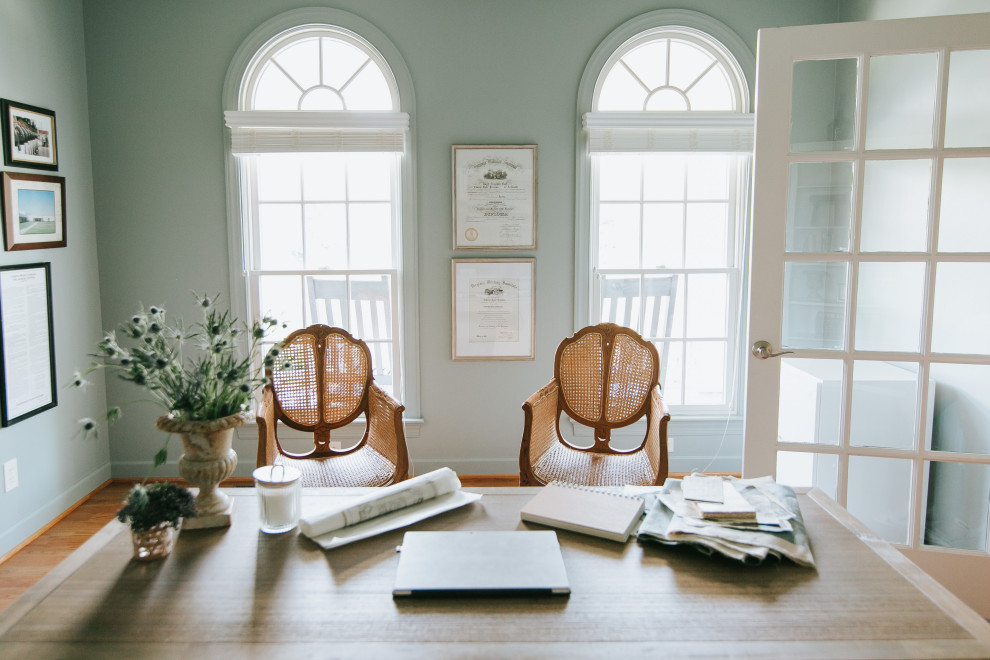 Источник вдохновения для домашнего уюта: большой кабинет в стиле неоклассика (современная классика) с синими стенами, паркетным полом среднего тона и отдельно стоящим рабочим столом