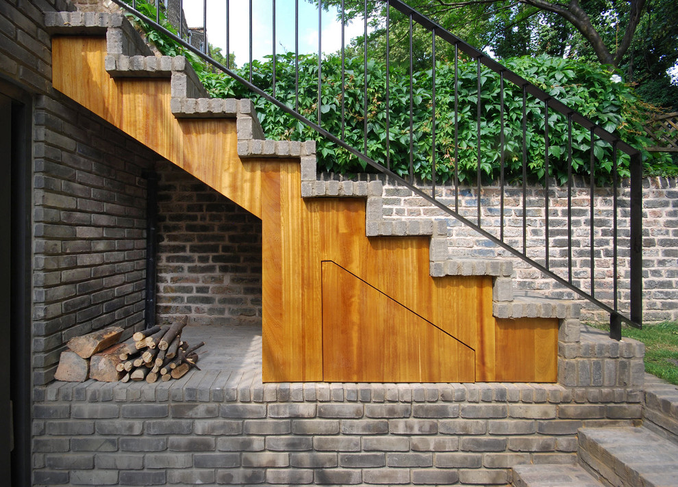 Photo of a mid-sized traditional staircase in London.