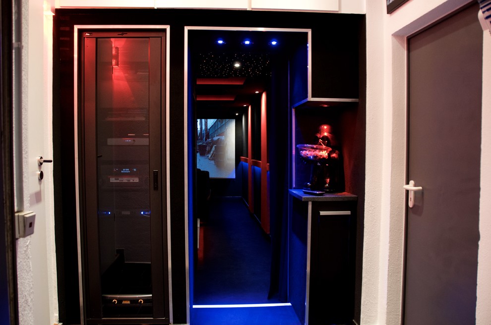 Mittelgroßes Modernes Untergeschoss mit schwarzer Wandfarbe, Teppichboden und schwarzem Boden in Stuttgart