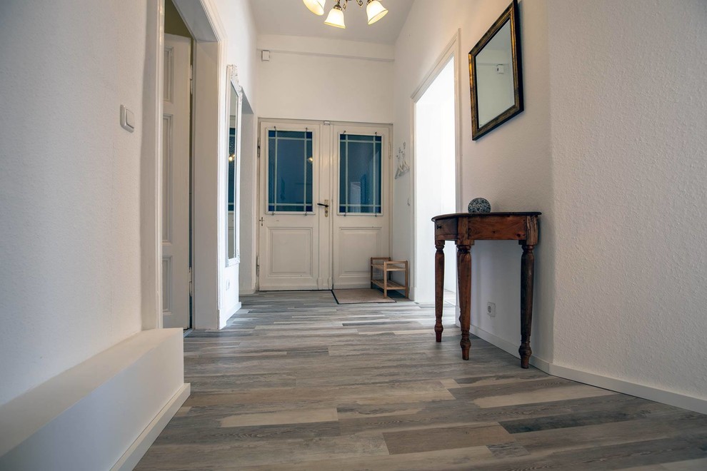 Mittelgroßer Eklektischer Flur mit weißer Wandfarbe und beigem Boden in Hannover