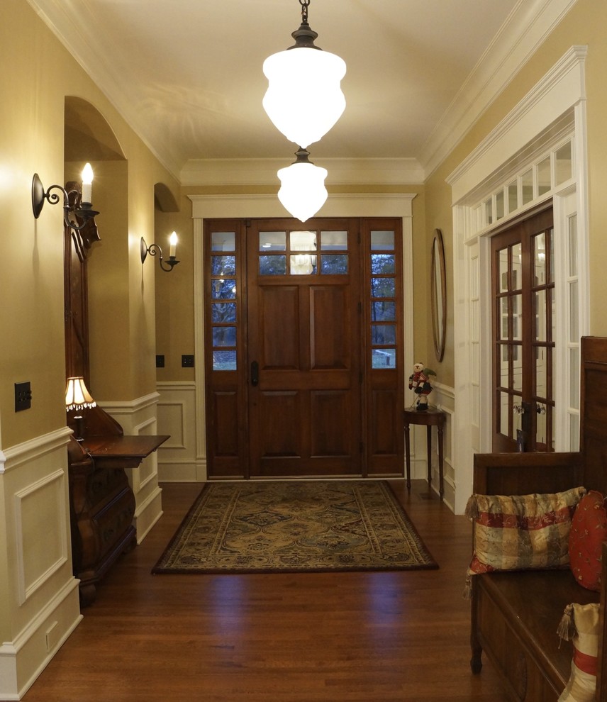 Design ideas for a traditional entryway in Chicago.