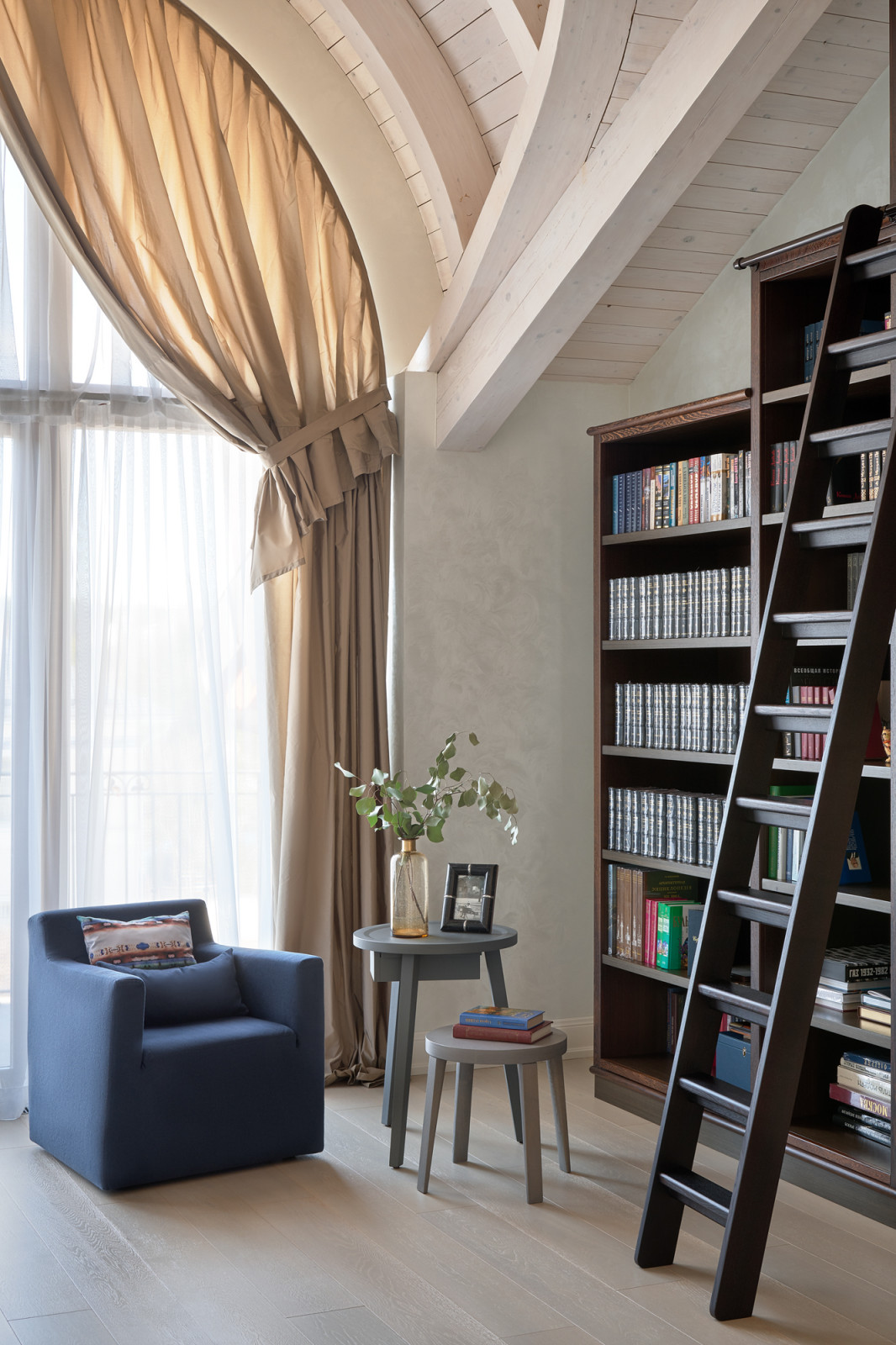 Большой загородный дом