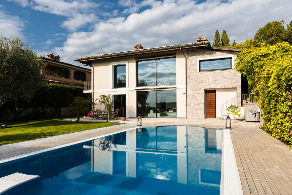 Large contemporary front yard rectangular infinity pool in Rome.
