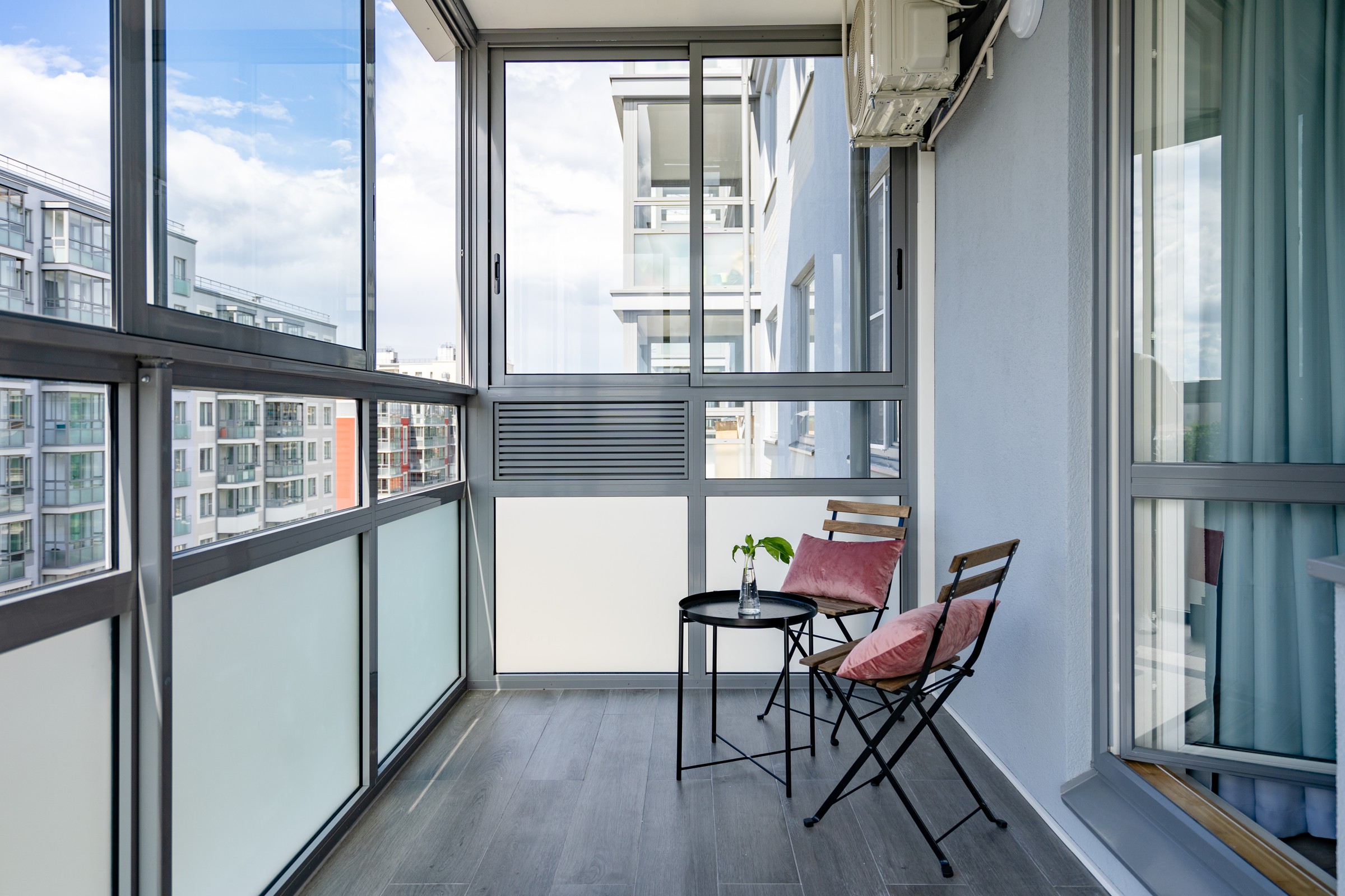 На берегу лесного ручья