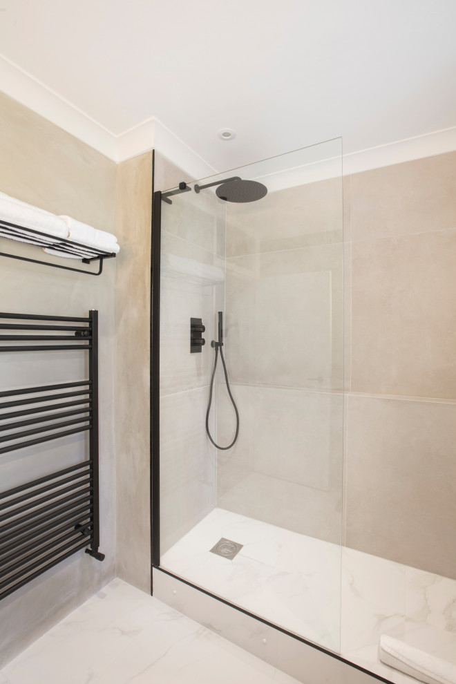 Foto på ett mellanstort funkis vit badrum, med grå skåp, en öppen dusch, grå kakel, cementkakel, grå väggar, marmorbänkskiva, vitt golv och med dusch som är öppen