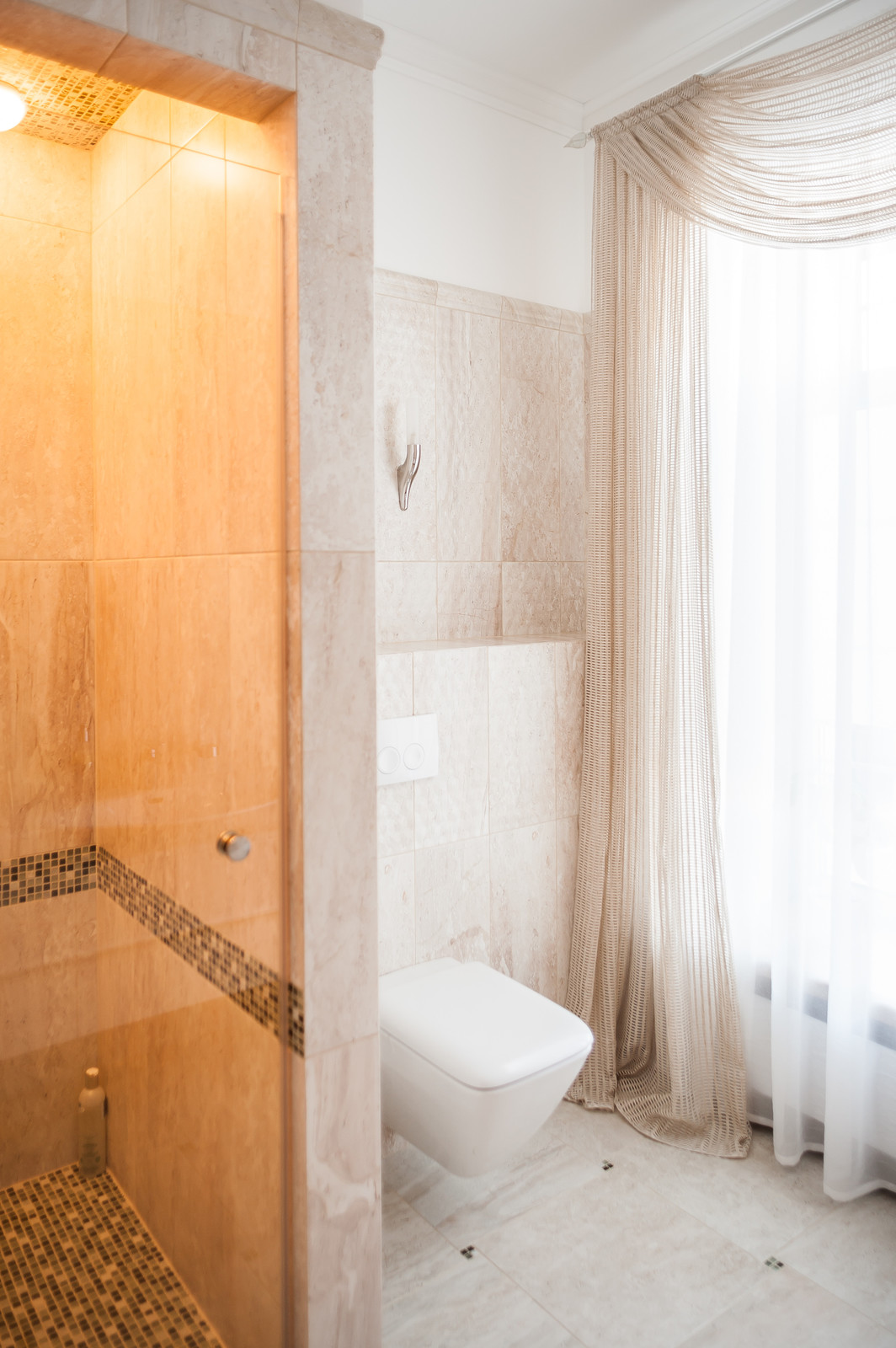 Загородный дом с розовой столовой