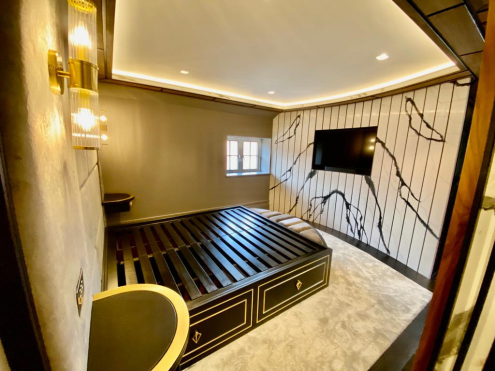 На фото: большая гостевая спальня (комната для гостей) в стиле модернизм с серыми стенами, ковровым покрытием, серым полом, многоуровневым потолком и акцентной стеной