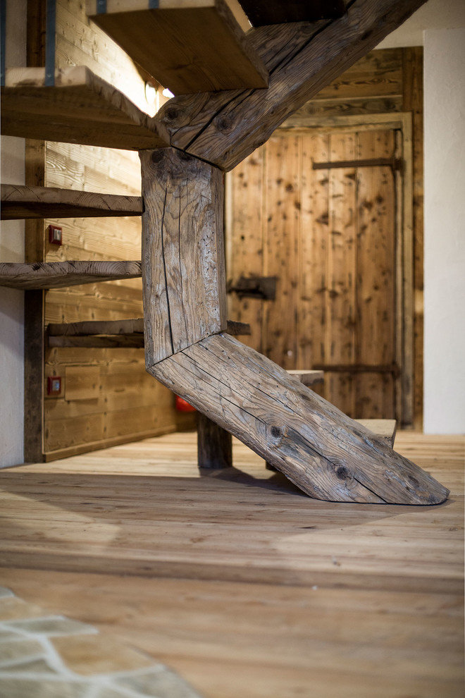 Inspiration for a rustic home design remodel in Venice