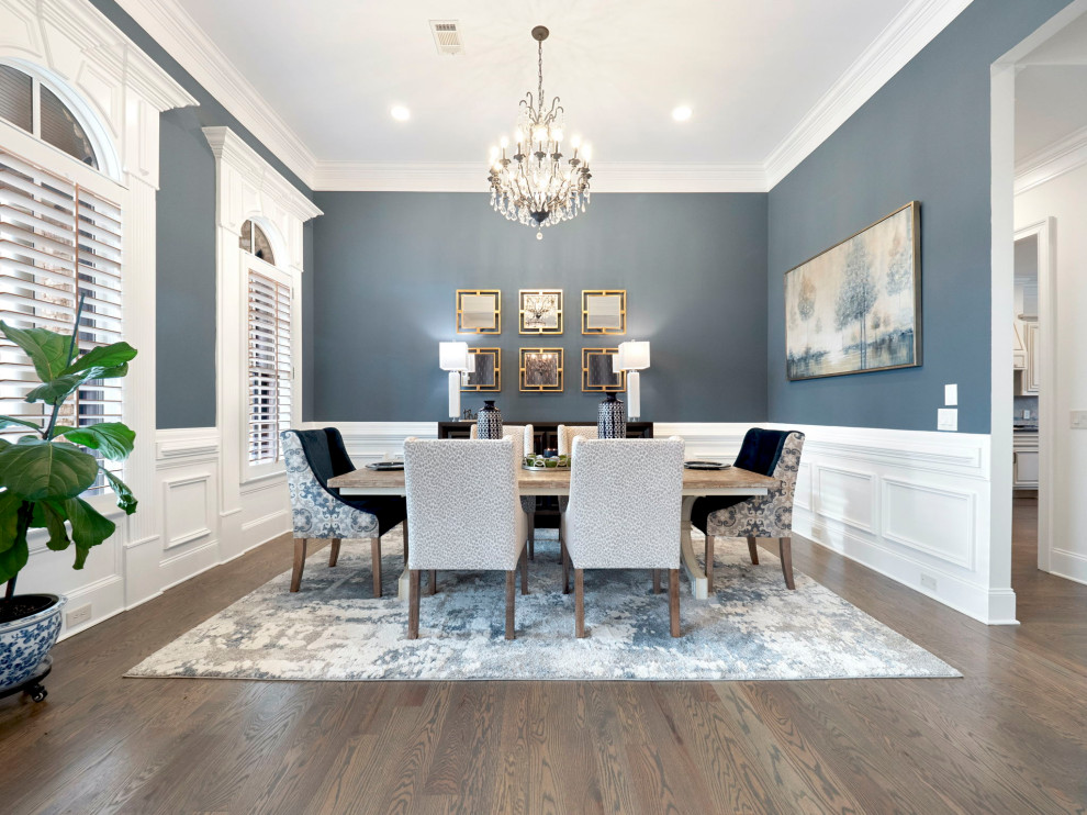 Offenes, Großes Klassisches Esszimmer mit blauer Wandfarbe, braunem Holzboden, grauem Boden und vertäfelten Wänden in Sonstige