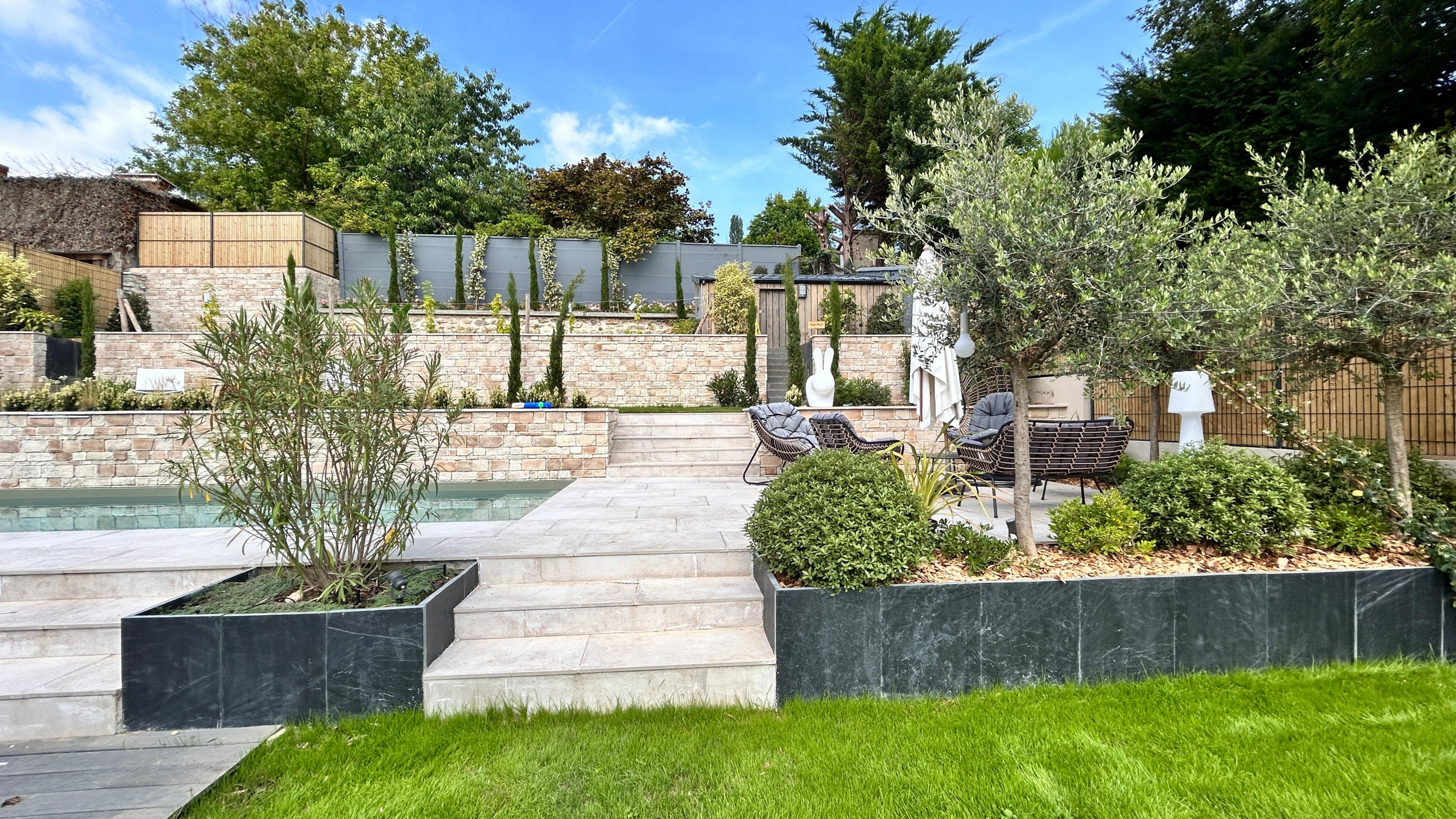 Un jardin en pente d'ambiance méditerranéenne