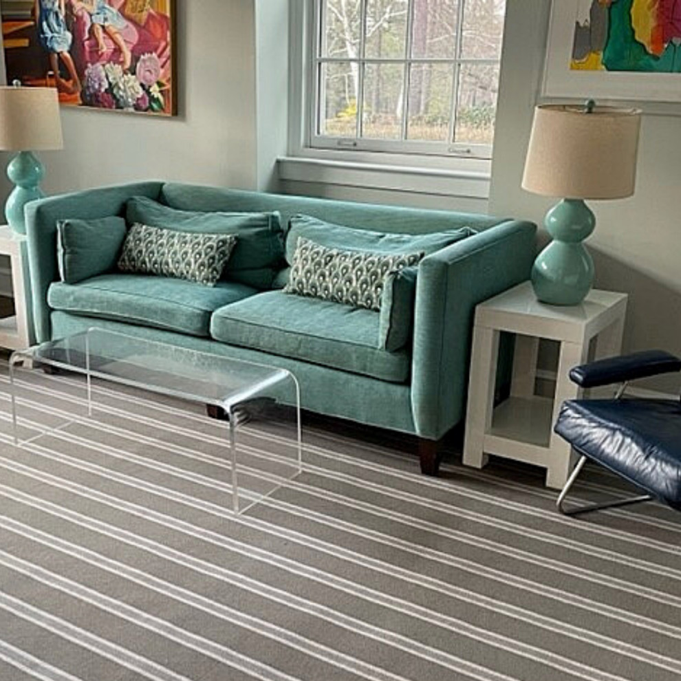 Esempio di un soggiorno design con moquette e pavimento grigio