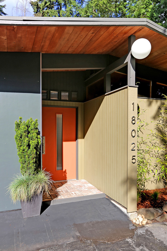Photo of a midcentury entryway in Seattle.