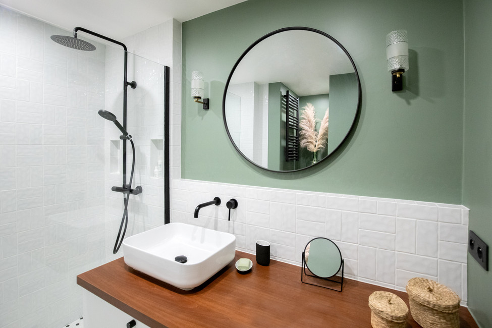 Exemple d'une salle de bain principale tendance de taille moyenne avec une douche à l'italienne, un carrelage blanc, des carreaux de céramique, un mur blanc, un sol en carrelage de céramique, une vasque, un sol multicolore, une niche et meuble simple vasque.