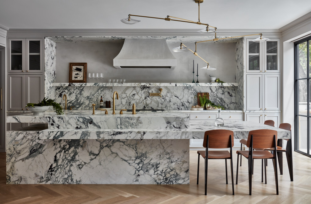 Foto di una cucina classica con lavello sottopiano, ante in stile shaker, ante grigie, paraspruzzi grigio, parquet chiaro, pavimento beige e top bianco
