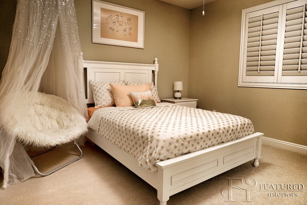 This is an example of a mid-sized transitional kids' bedroom for kids 4-10 years old and girls in Las Vegas with beige walls and carpet.