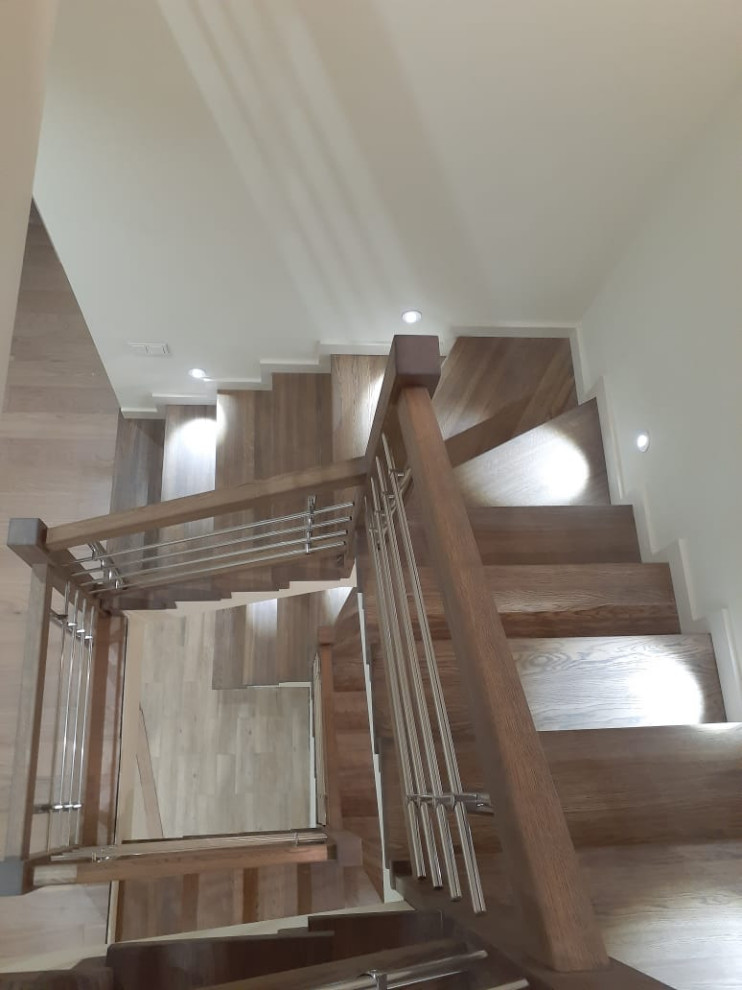 Лестница из дуба, ограждение ригеля из нержавейки